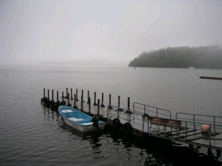 芦ノ湖　霧の中、釣り人がちらほら