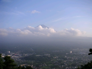 お約束の富士山　頭を雲の上に出し～♪