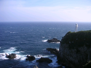 足摺岬　約80mの断崖に立つ灯台