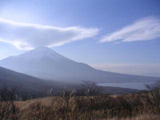 正月2日の山中湖と富士山　人間かくあるべし（謎）