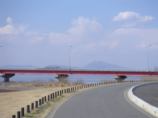 霞ヶ浦大橋と筑波山