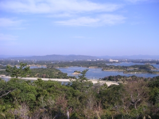 登茂山展望台から英慮湾の複雑な地形を眺める