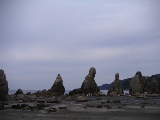 串本の奇岩　橋杭岩