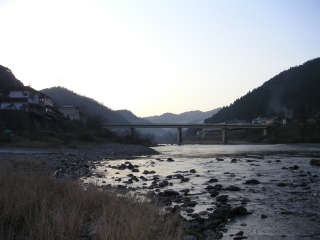 早朝の吉野川