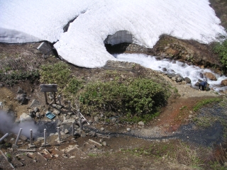 左の熱泉で卵を茹でて、右の雪解け水で冷やします