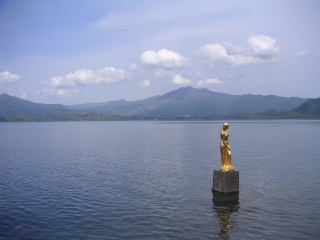 田沢湖を背にした辰子像　…派手過ぎじゃない？