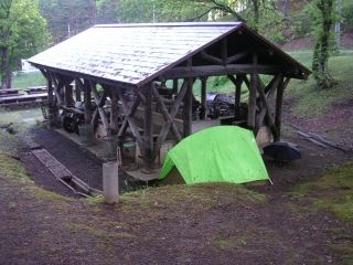 東山森林公園　雨を避けようと炊事場の脇で野営