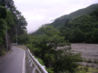 大鹿村川　川は南から北に流れてます