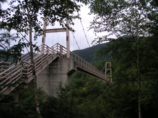 吊橋を渡って、精進ヶ滝・散策路へ