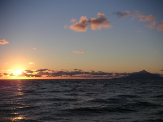 黄昏れる海原に浮かぶ利尻富士