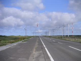 オロロンラインに並ぶ28基の巨大風車