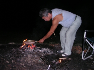 焚火＆フライパンで秋刀魚を焼く星崎さん