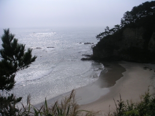 断崖に挟まれた小さな砂浜