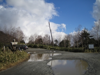 志津小屋分岐付近　水溜りに映る初冬の雲