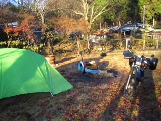 朝日で霜が溶けバイクもテントもびしょ濡れ
