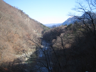 険しい渓谷を穿ち鬼怒川が流れてます