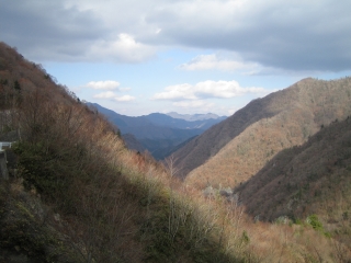 峠から会津方面の山並みを遠望