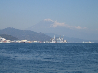 清水港より富士山を望む