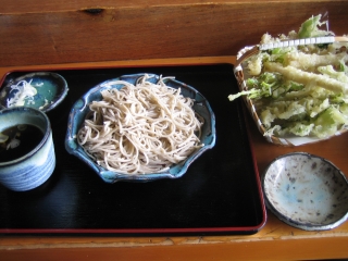 十割蕎麦と山野草の天ぷら(ﾟДﾟ)ｳﾏｰ