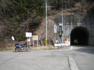 県道426号　霧石トンネル西側の分岐です