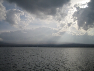 山中湖　富士山の足元しか見えないよー