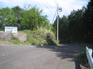 県道28号のヘアピンから分岐する未舗装路