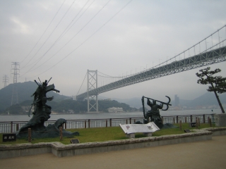 関門橋を背に対峙する源義経・平知盛の像