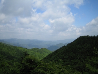 三坂峠から中国山地の山並みを望む