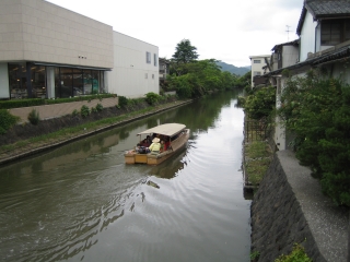 松江城堀川めぐりの小船が浮かぶ