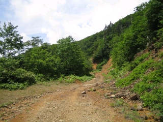 甲子峠付近の甲子林道　落石注意