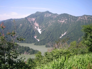 福島と新潟の県境　雪渓と田子倉湖を望む