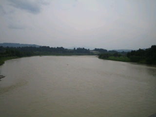 先日の豪雨のため、濁流で溢れる信濃川