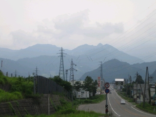 湯沢の町並と谷川連峰