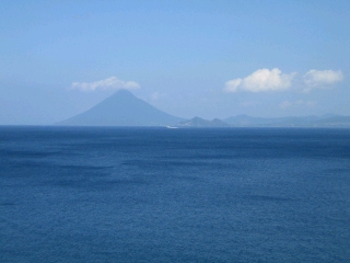 辺田海岸より薩摩富士・開聞岳を望む