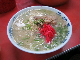 こってりスープに固めの細麺　ﾒﾁｬ(ﾟДﾟ)ｳﾏｰ