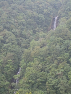 滝見台より日本百名瀑のひとつ三階滝を遠望