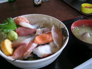 昼飯は海鮮丼 (ﾟДﾟ)ｳﾏｰ