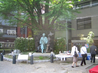 日本全国を測量した伊能忠敬の銅像