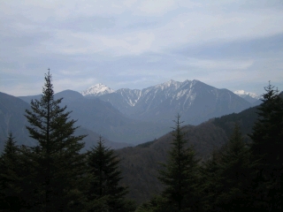 左奥・甲斐駒ヶ岳、手前中央・鋸岳、右奥・仙丈岳