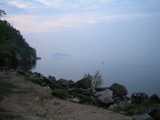 早朝の琵琶湖に竹生島　発つ鳥後を濁さず…か…