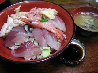 具沢山の海鮮丼　ﾒﾁｬ(ﾟДﾟ)ｳﾏｰ
