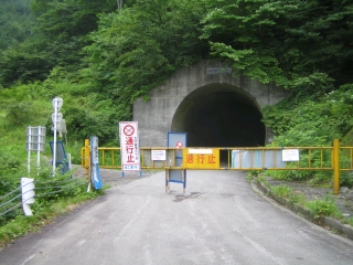 トンネル手前でゲート封鎖　静岡県へは抜けられず