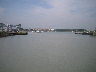 吉田漁港　湯日川の河口の小さな港です