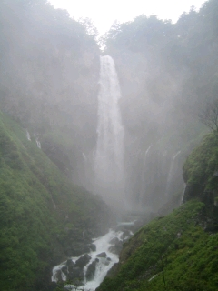 滝下から観た華厳の滝　一面真っ白