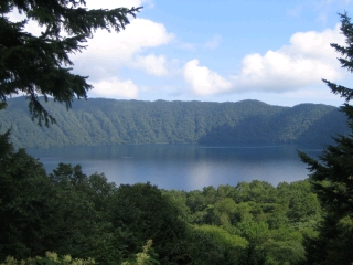 倶多楽湖　静かなカルデラ湖です