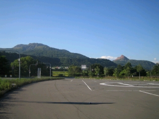 左が有珠山　右が昭和新山　できたてホヤホヤ？