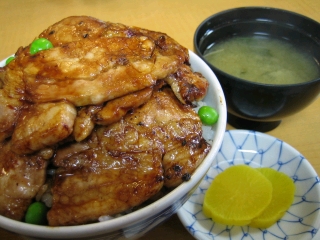 豚丼　醤油ダレが香ばしくてﾅﾏﾗ(ﾟДﾟ)ｳﾏｰ