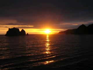 親子岩越しに沈む夕陽　様似漁港から撮影