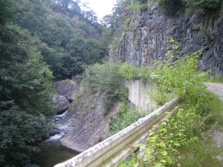 上野大滝林道　しばらくは渓流沿いの断崖