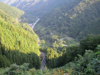 志賀坂峠から見たR299　ウネウネしすぎ